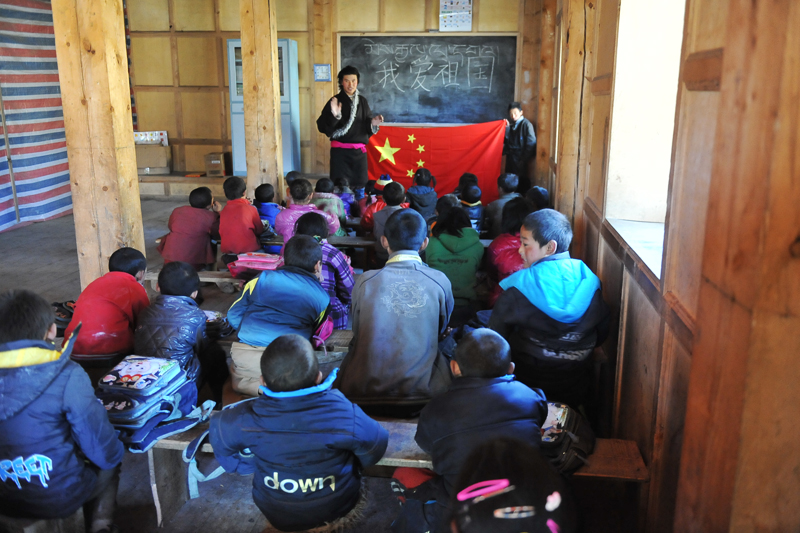 4、条件艰苦的小学依然书声朗朗.jpg