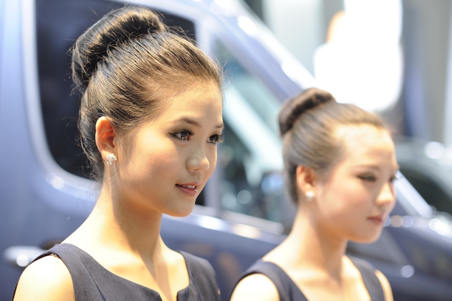 2012西安车展 清纯亮丽的导购.JPG