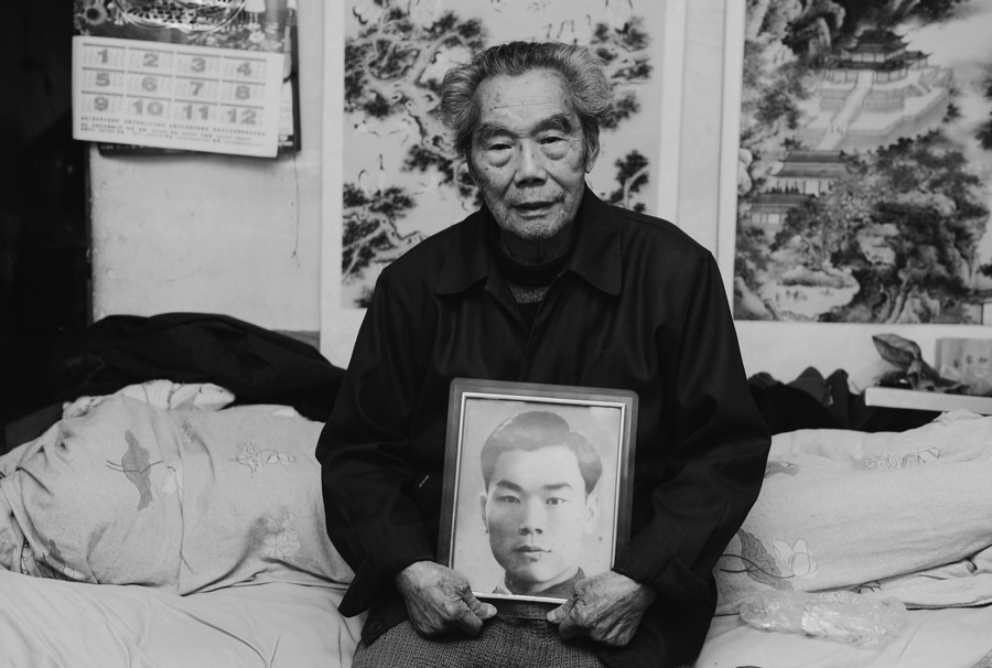 10、“老兵不老！”抗战老兵何汉松和自己年轻时的照片合影。.jpg