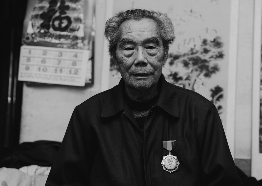 12、老兵何汉松，广东兴宁人，93岁。参加过淞沪会战、鄂北会战和常德保卫战，与日寇作.jpg
