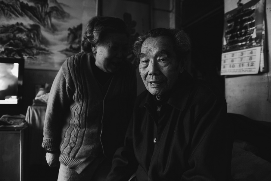 2、2013年元旦，陕西宝鸡，抗战老兵何汉松在家中接受志愿者采访。老人听力很差，需要老.jpg