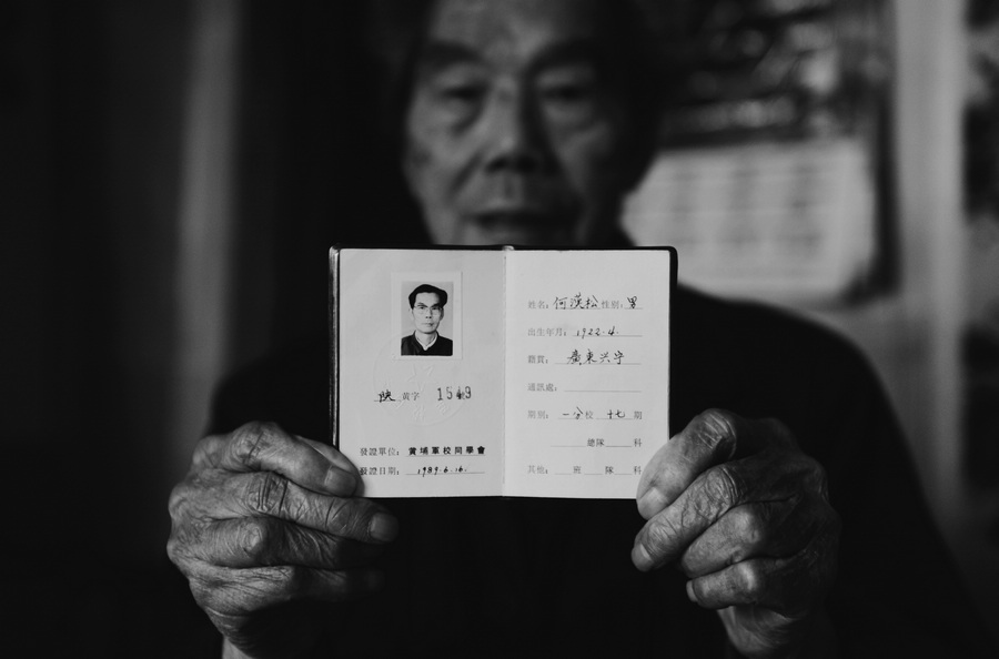 4、抗战老兵何汉松向志愿者展示自己的《黄埔军校同学会会员证》。何老于1938年考入黄埔.jpg