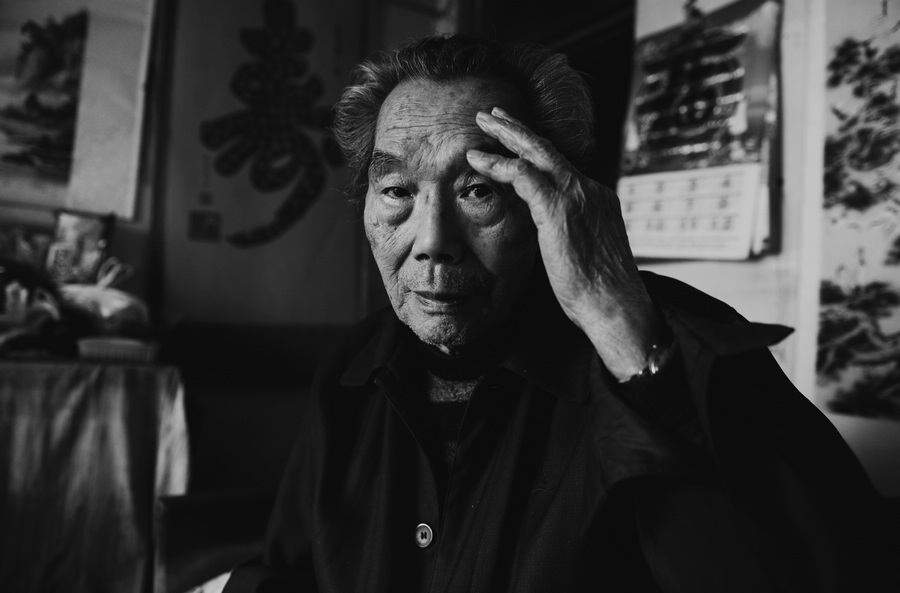 5、抗战老兵何汉松指着自己额头上的伤痕说“这是在襄阳樊城一带和日本人打仗留下的”，.jpg
