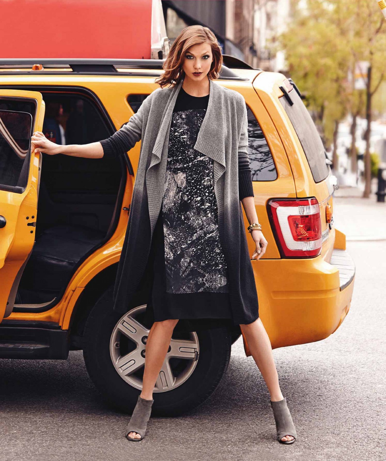 Karlie-Kloss-by-Walter-Chin-for-Neiman-Marcus-the-October-Book-2014_01.jpg