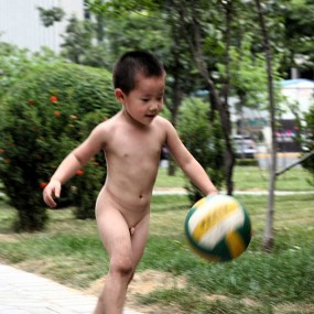 踢球的光屁股