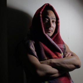 活着，行尸走肉般活着，只有全身浸泡在冷水中听到自己的心跳声才证明自己存在~~~~~~