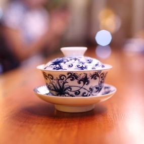 青花瓷盖碗