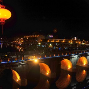 还是古城夜色