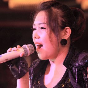 170年会上唱女中音的女士