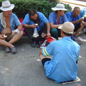 马路边的午餐