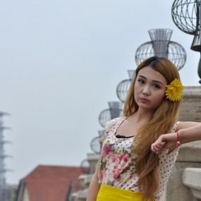 戴花的小妹