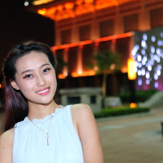 不夜城夜拍白衣女子