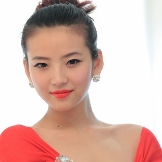 样板间红衣靓女