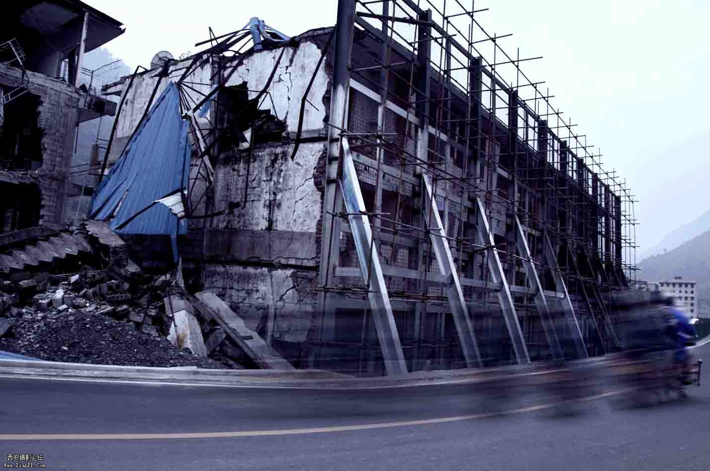 地震废墟3.jpg