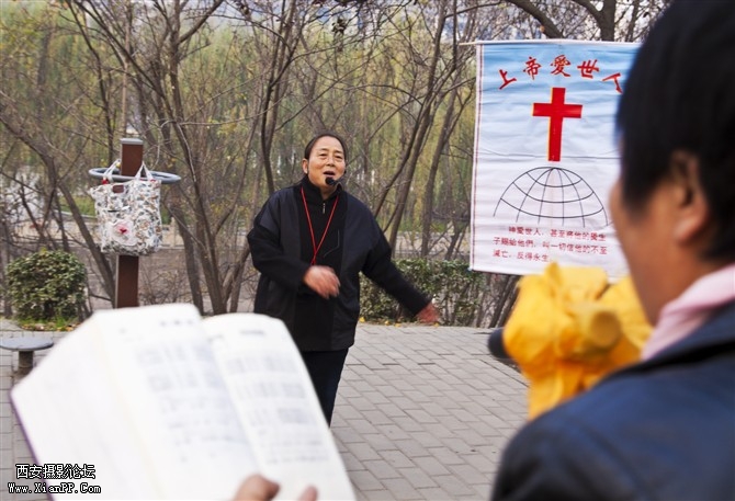 吟诵圣经.jpg