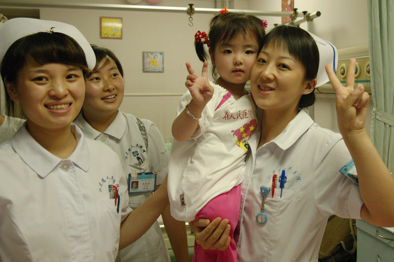 5月31日，小馨懿在医护人员的陪同方下胜利到达病房，并换上了医院为他精心准备的小衣服.jpg