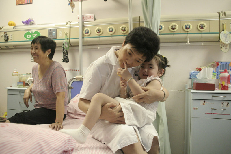 轻轻抱起小馨懿.jpg