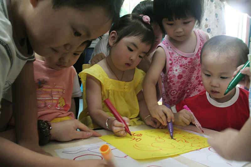 小馨懿和大家一起画画.jpg