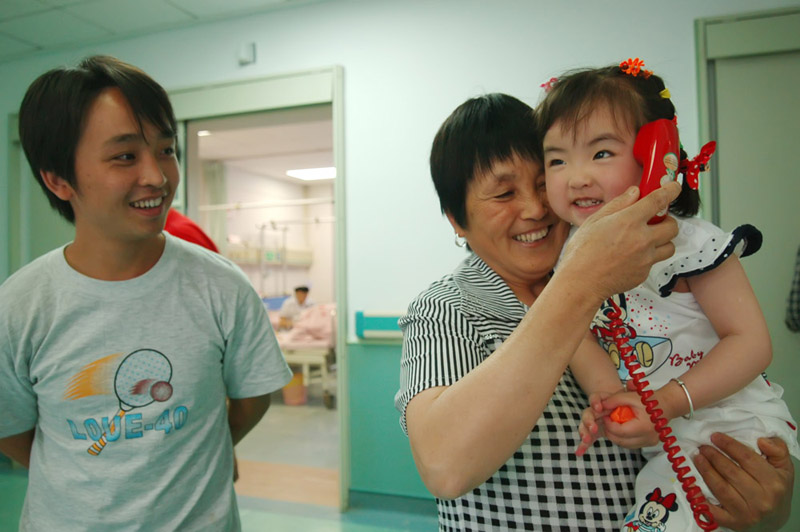 小馨懿接到绵阳志愿者打来的电话.jpg