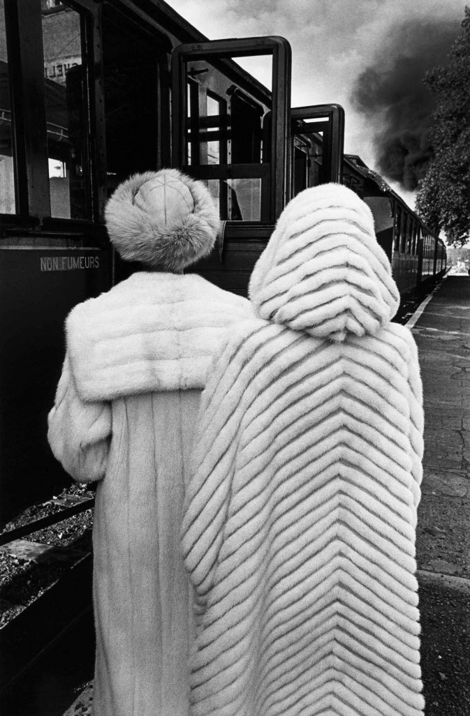Two-women-watching-a-train-pass-1978-673x1026.jpg