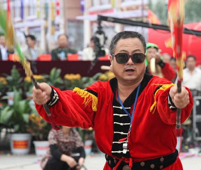 飘逸的农民指挥家的风采