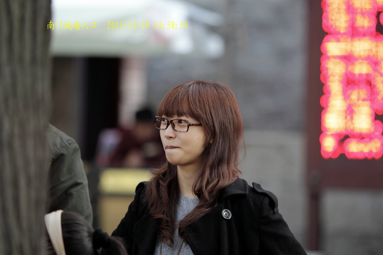 1111  城墙旗袍500d135K。2035L6438_调整大小.JPG