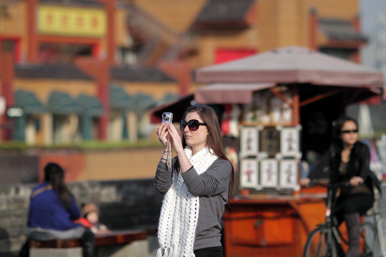 1111  城墙旗袍500d135K。2035L6446_调整大小.JPG