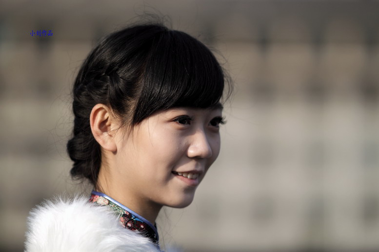 1111  城墙旗袍500d135K。2035L6457_调整大小.JPG