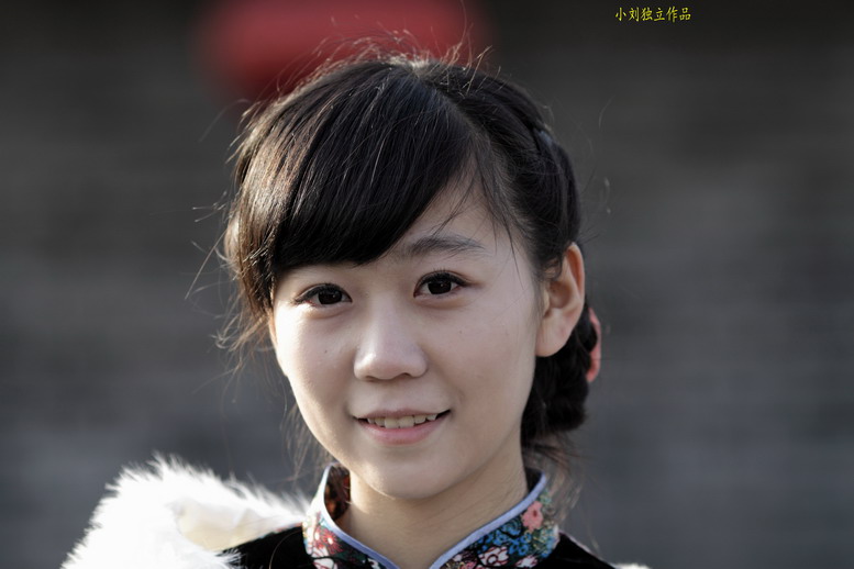 1111  城墙旗袍500d135K。2035L6459_调整大小.JPG