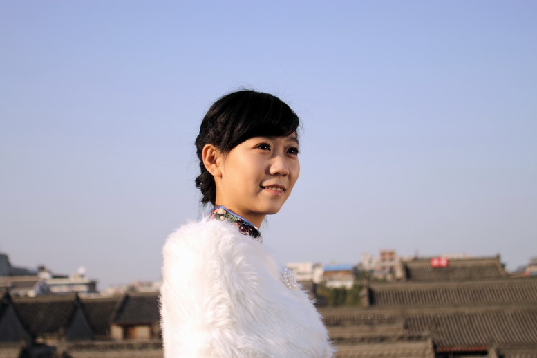 1111  城墙旗袍500d135K。2035L6487_调整大小.JPG