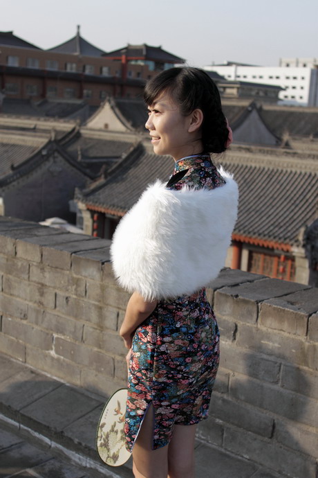 1111  城墙旗袍500d135K。2035L6490_调整大小.JPG