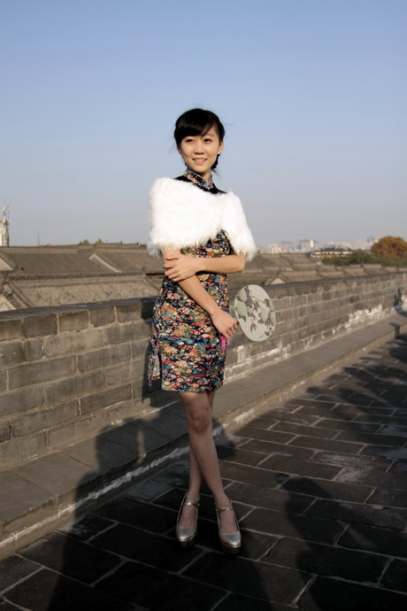 1111  城墙旗袍500d135K。2035L6494_调整大小.JPG