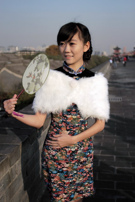 1111  城墙旗袍500d135K。2035L6497_调整大小.JPG