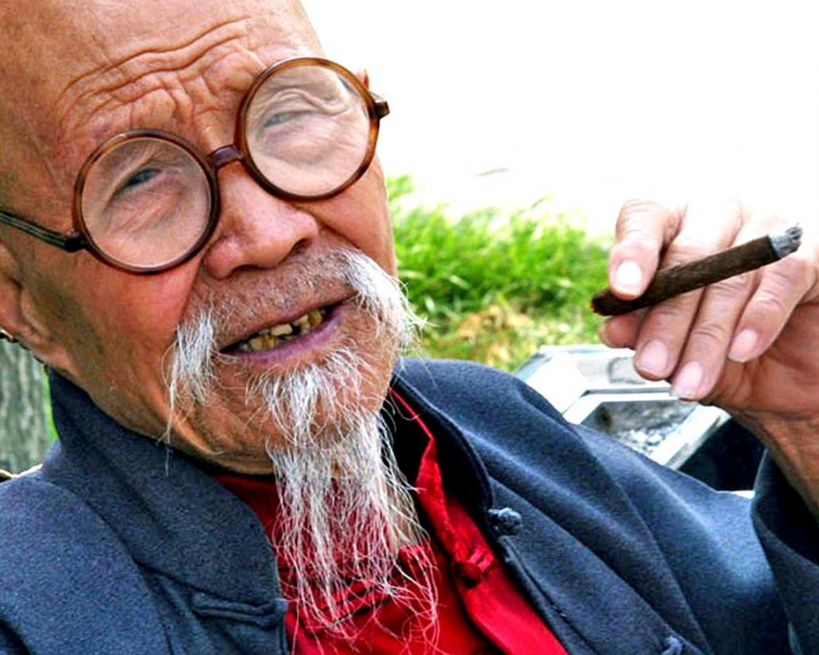 农家老人乐滋滋.jpg