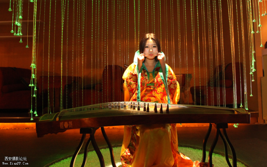 公主芳龄16，玉肌澈嫩泽亮，口含白檀芳香，身着七彩霓裳，才华经天纬地，美貌国色天香