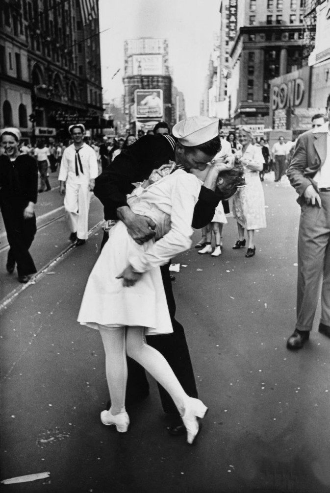 Legendary_kiss_V%E2%80%93J_day_in_Times_Square_Alfred_Eisenstaedt-673x1006.jpg