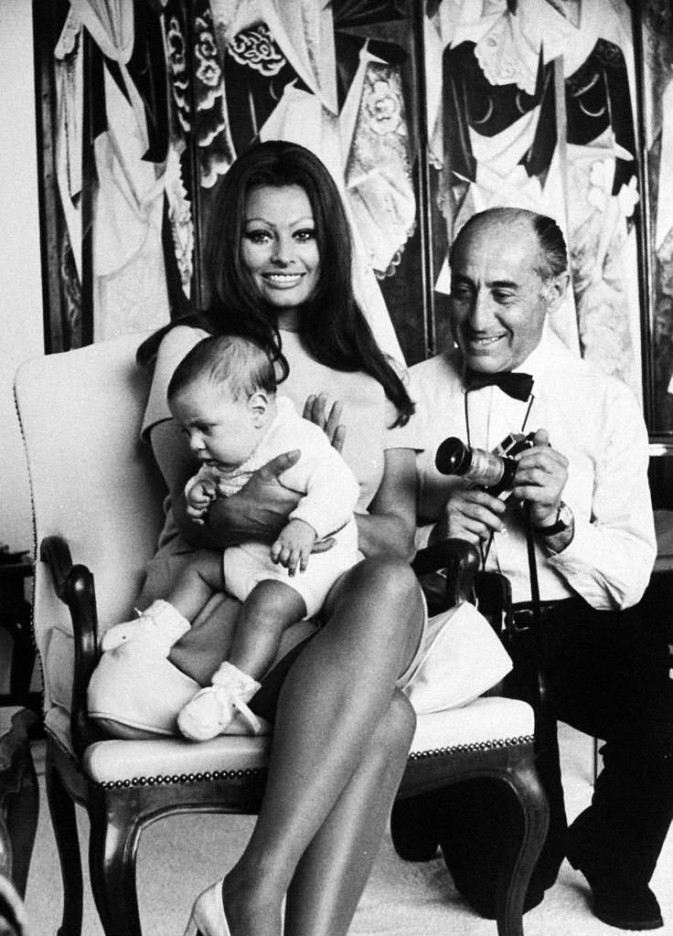 Sophia-Loren-with-son.-673x936.jpg