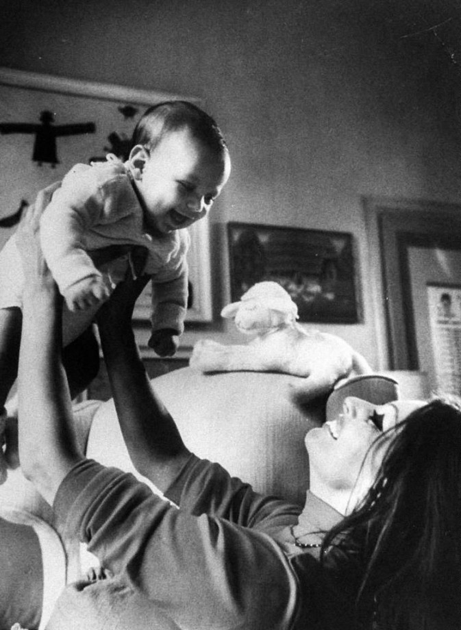 Actress-Sophia-Loren-and-her-new-born-son-Carlo-Ponti-Jr.-673x920.jpg
