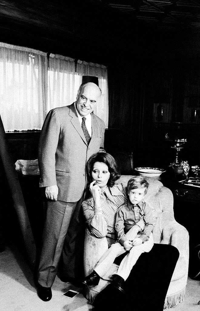 Sophia-Loren-with-her-husband-director-Carlo-Ponti-and-their-son-Edoardo-at-home..jpg