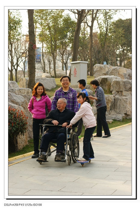 幸福的一家出来散步