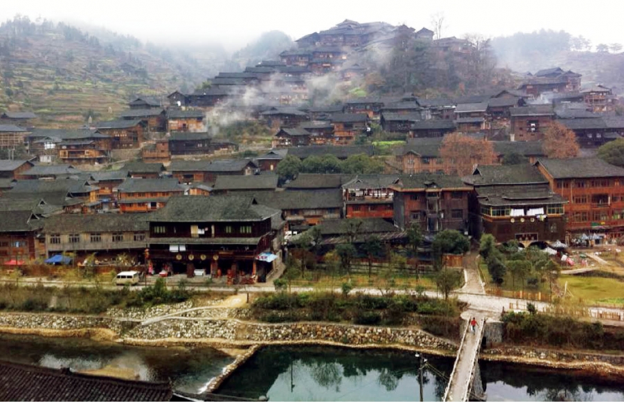 曹国栋烟雾缭绕的山庄—曹国栋作品.jpg
