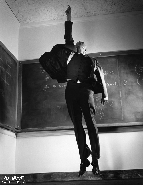 Professor-J.-Robert-Oppenheimer-1958.jpg