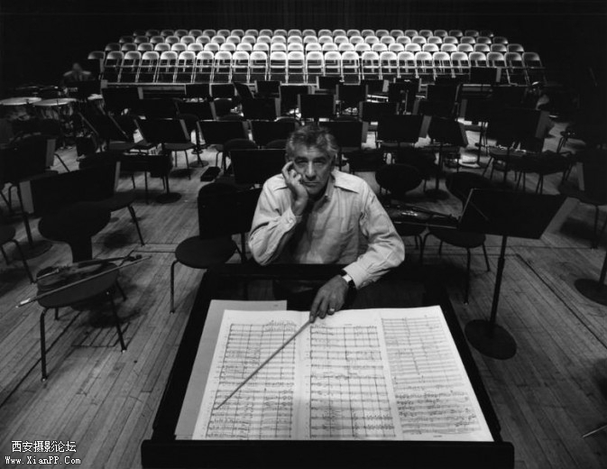 Leonard-Bernstein-Philharmonic-Hall-New-York-1968-673x520.jpg