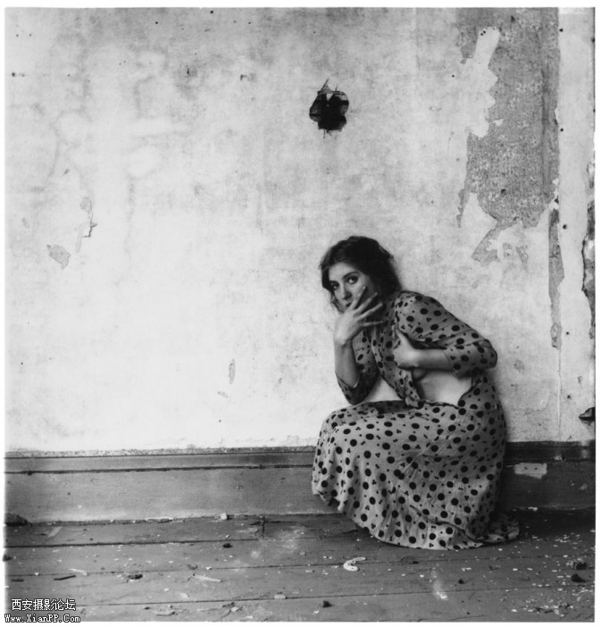 1239296074_francesca-woodman-from-polka-dots-providence-rhode-island-1976-p025_web_2-jpg-673x702.jpg