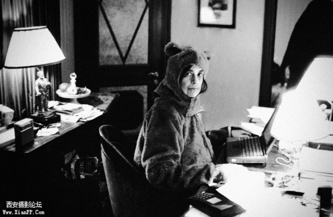 Susan-Sontag-in-a-bear-suit-673x438.jpg