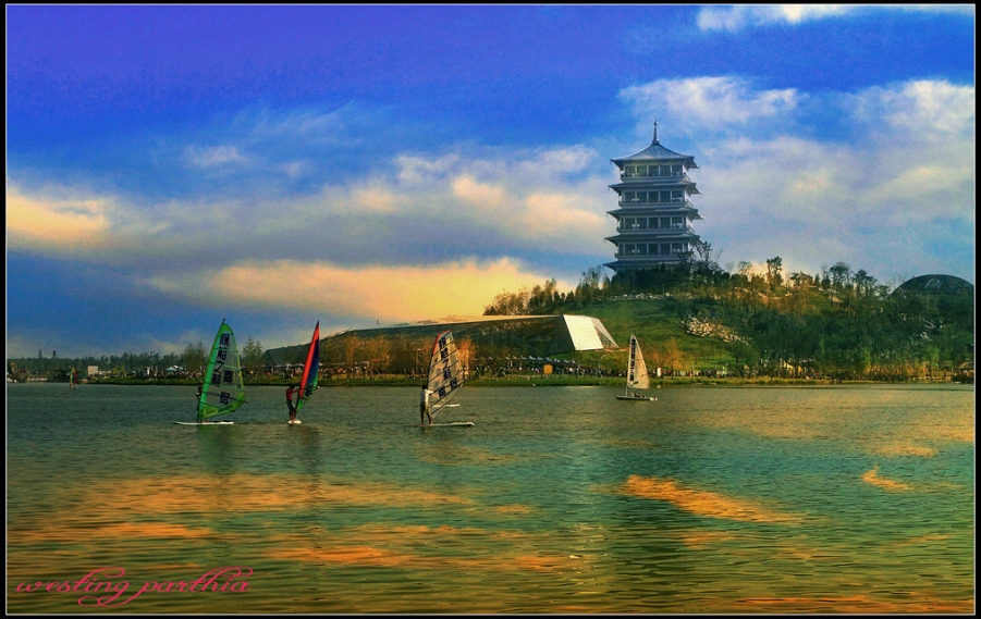 4天色秀青塔，夕阳弄湖光。