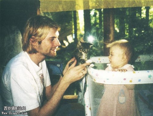 Kurt-Cobain-and-his-daughter.jpg