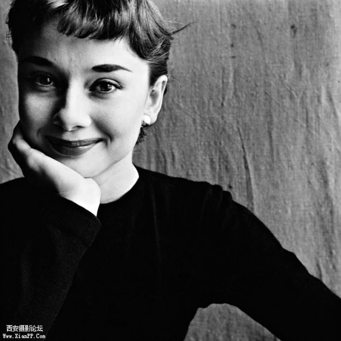 Audrey-Hepburn-673x672.jpg