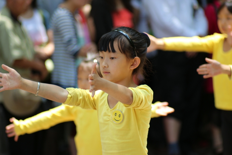 手动对焦试拍（练舞小孩2）.jpg