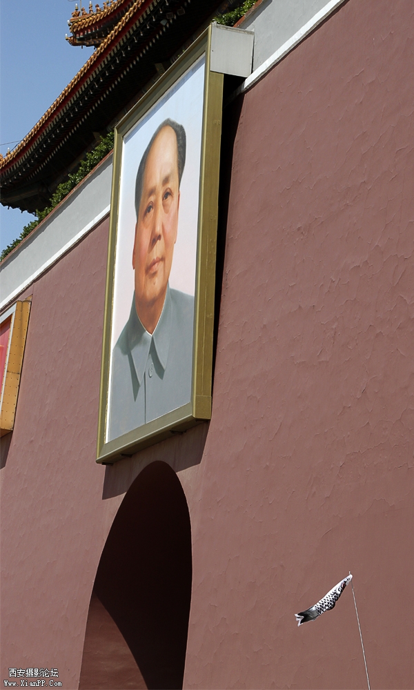 北京天安门游客多，导游也多，一般的导游都会高高的举着彩旗指引自己的团，这位导游也是，不过他高举的是一 ...